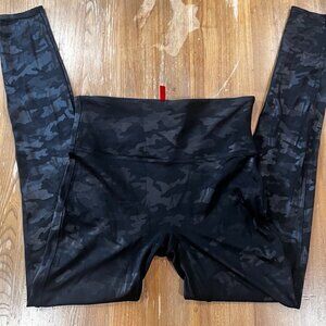 EDGY ESSENTIAL – SPANX Liquid Faux Leather Leggings | Black Camo | Size M